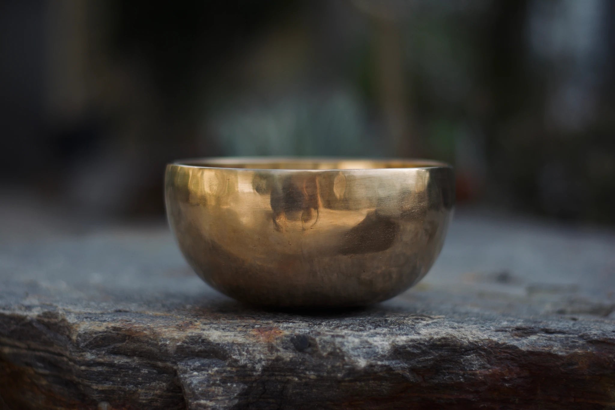 Sonner Sound Klangschale steht auf einem Fels