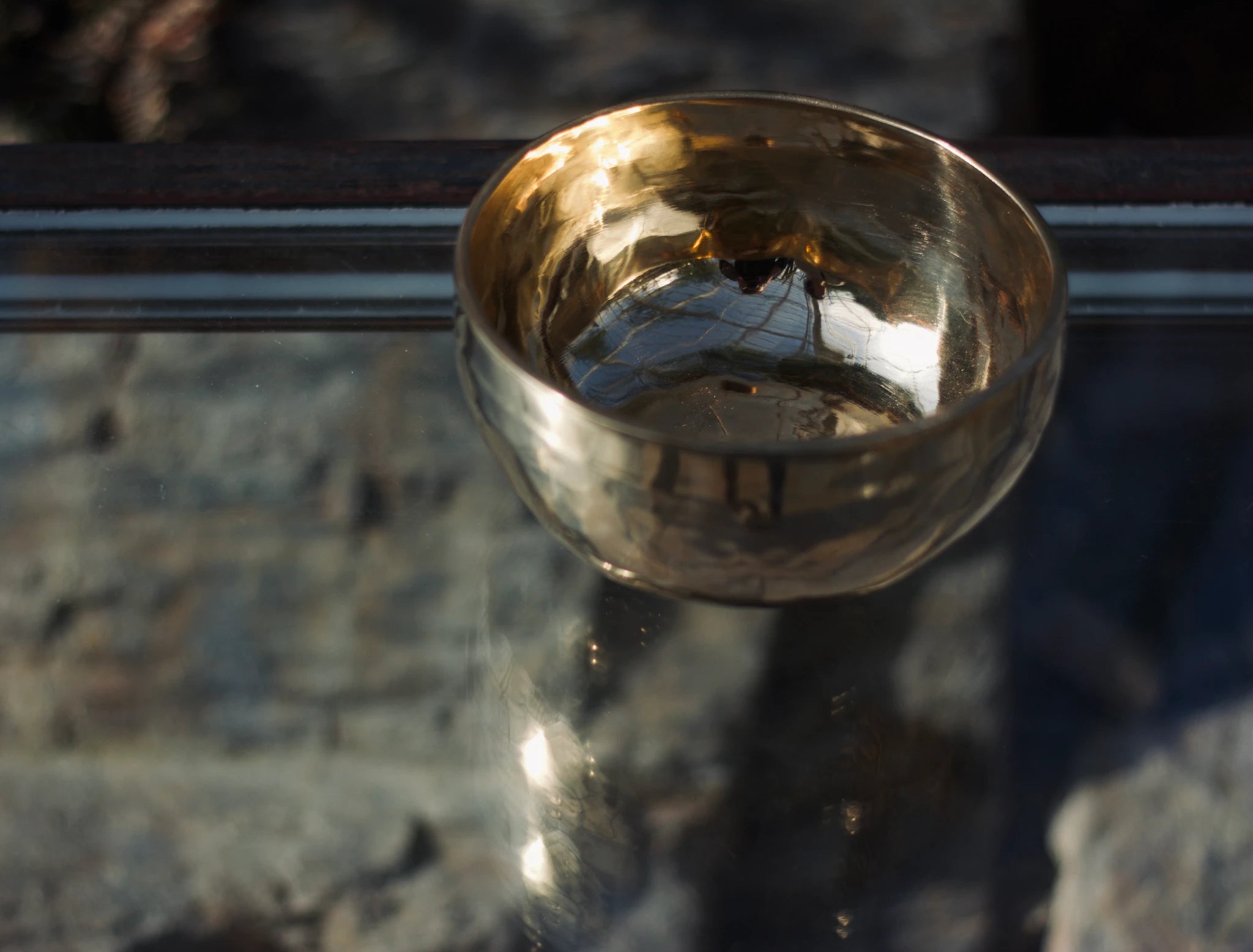 Sonner Sound - Handgefertigte Klangschale auf Glastisch