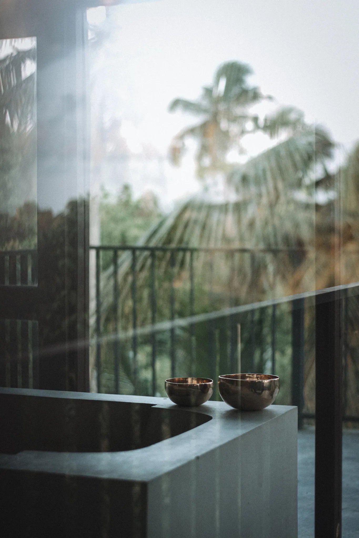 Sonner Sound Klangschalen auf Betonbadewanne mit ISO-Effekt