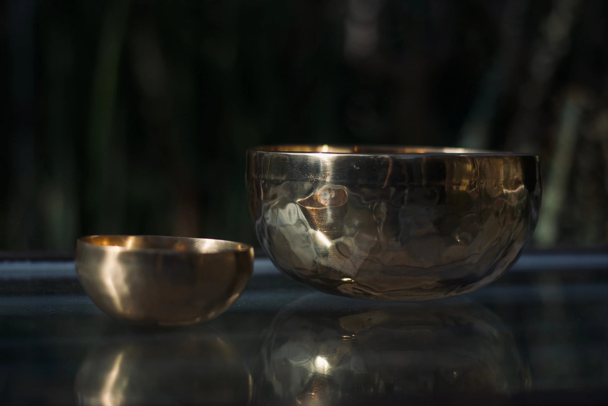 Sonner Sound Klangschalen auf Glastisch im Low-Key Look