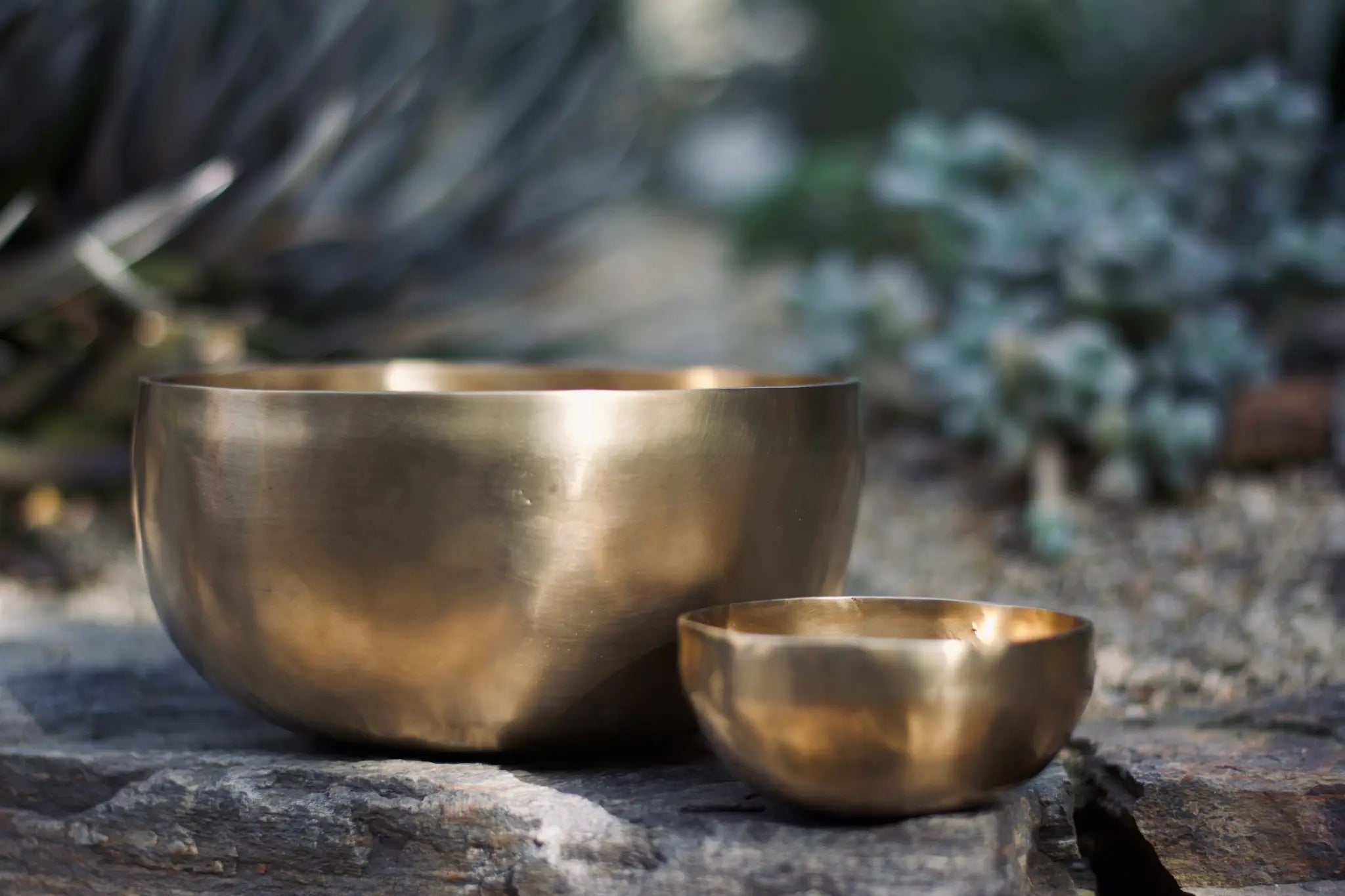 Sonner Sound Klangschalen-Set auf Fels