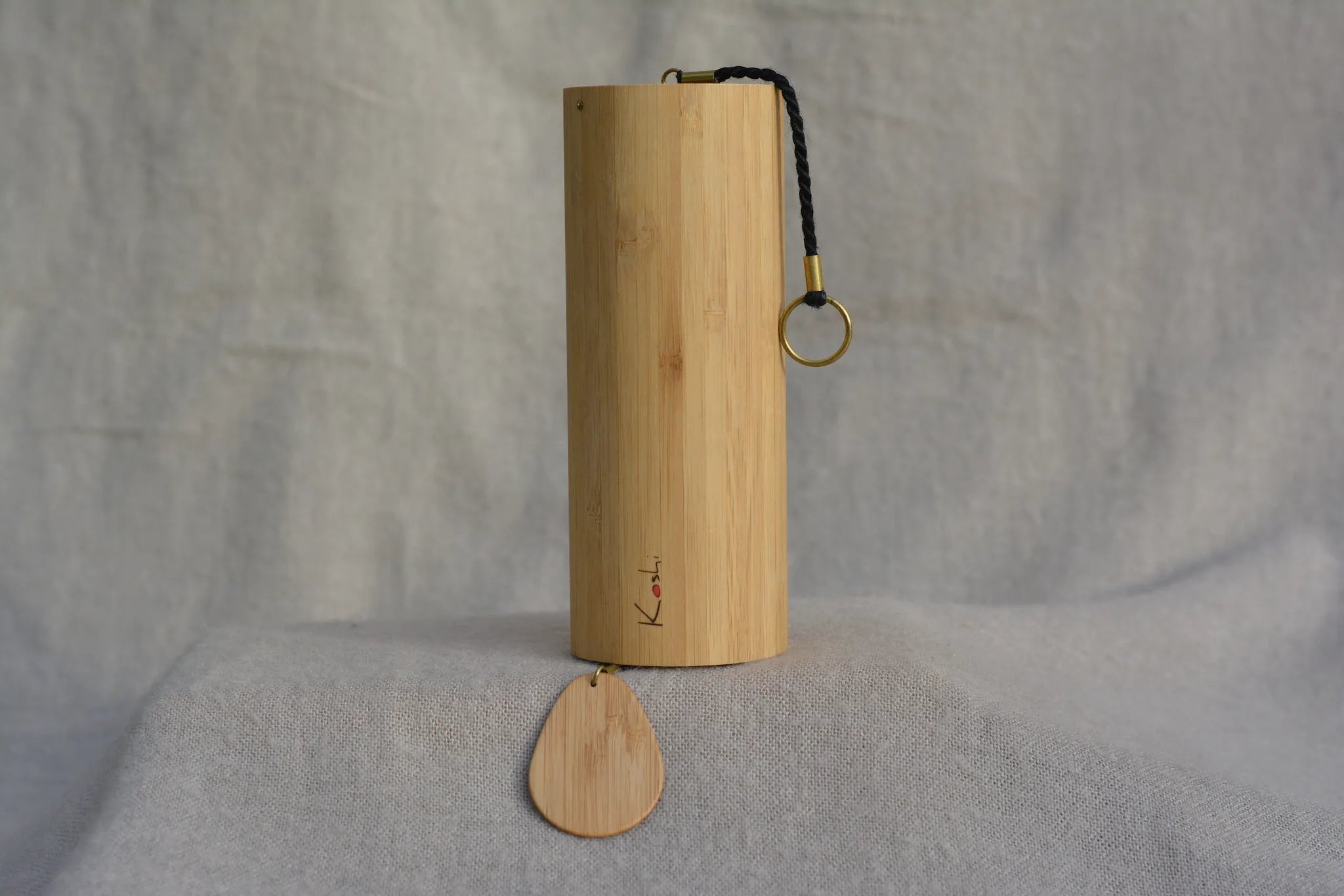 Einzelnes Koshi vor weichem Hintergrund. Koshi Feuer.