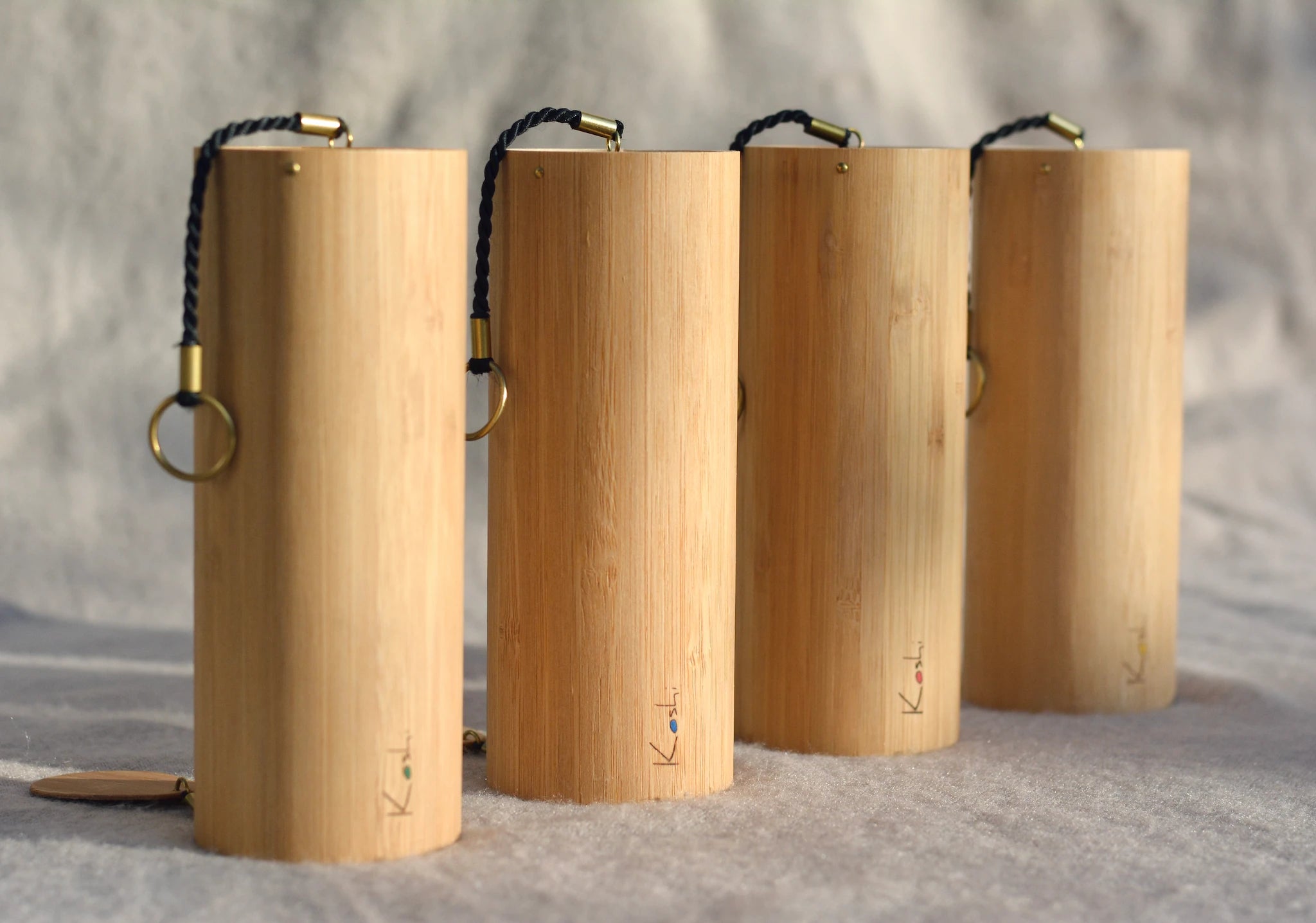Koshi 4er-Set vor weichem Hintergrund. Koshi Feuer, Koshi Wasser, Koshi Luft, Koshi Erde.