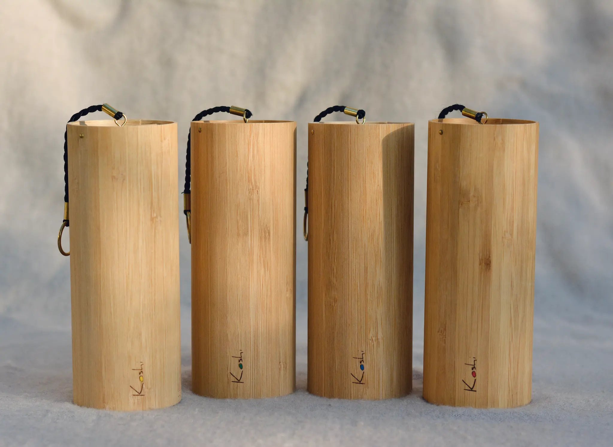 Koshi 4er-Set vor weichem Hintergrund. Koshi Feuer, Koshi Wasser, Koshi Luft, Koshi Erde.