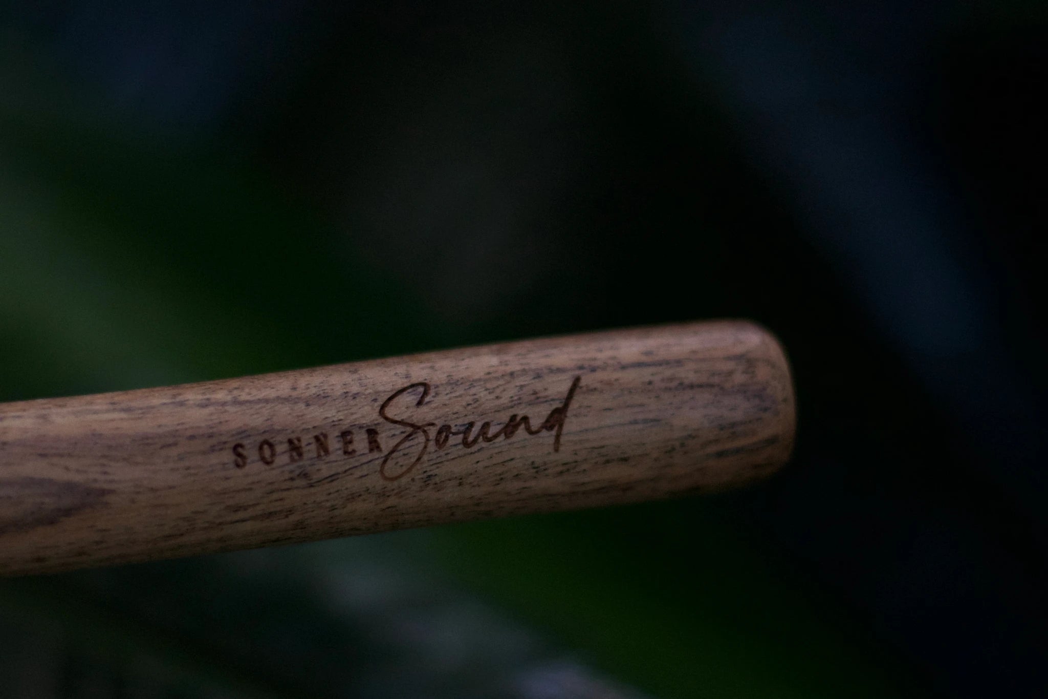 Sonner Sound Logo auf Schlägel in Nahaufnahme