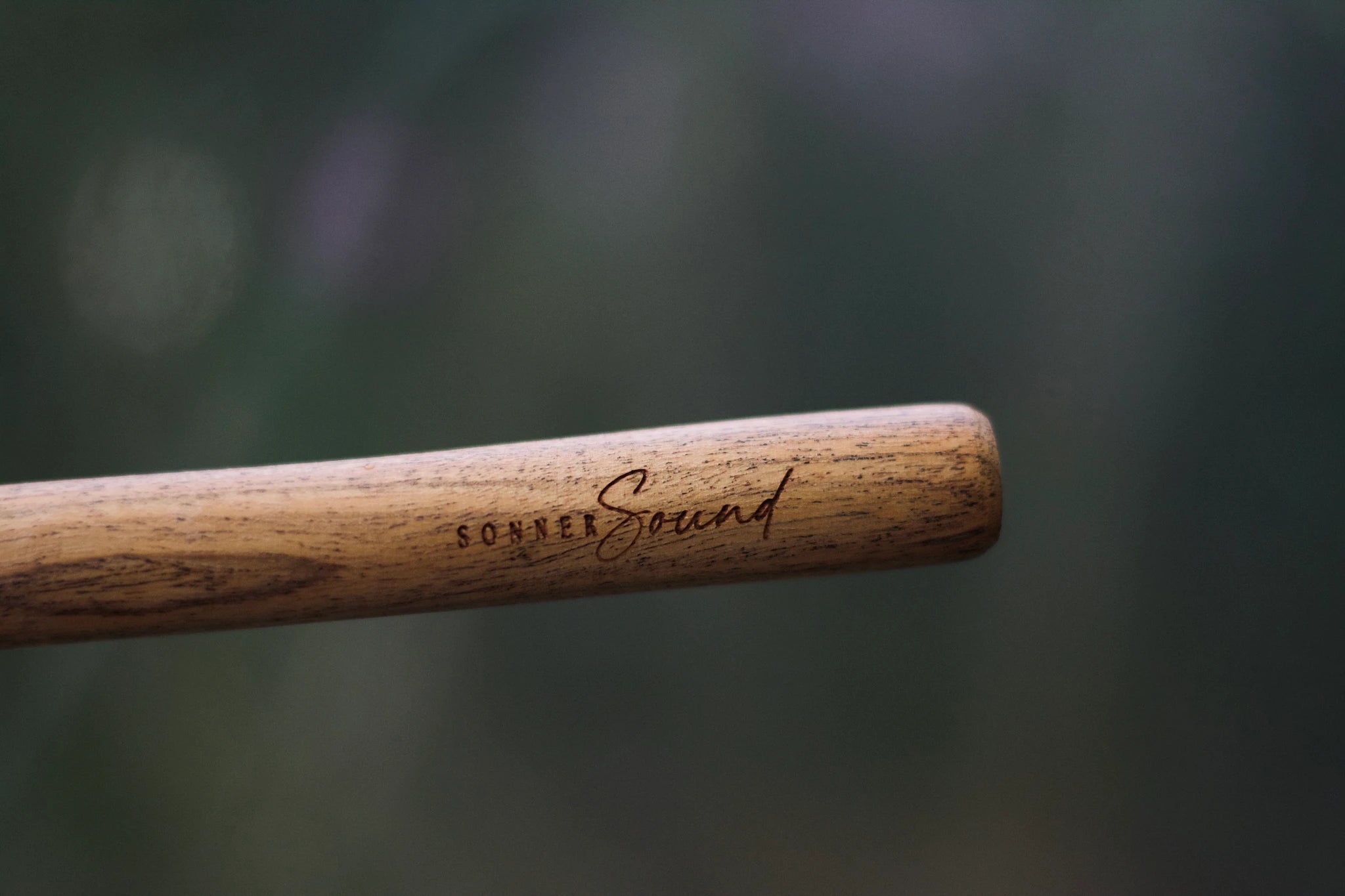 Heller Sonner Sound Schlägelstiel mit Logo in Nahaufnahme