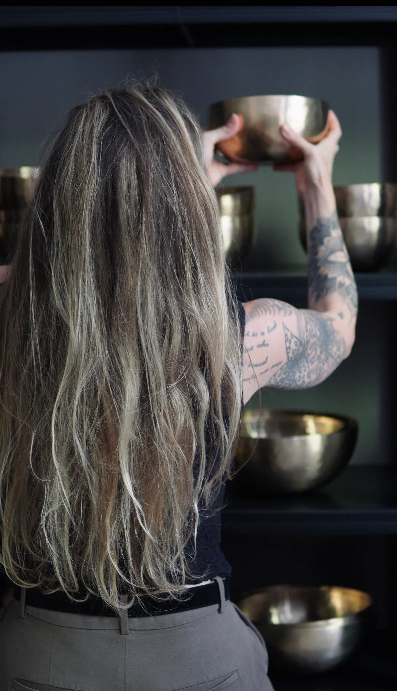 Raphaela Sonner im Sonner Sound Showroom in Rückansicht