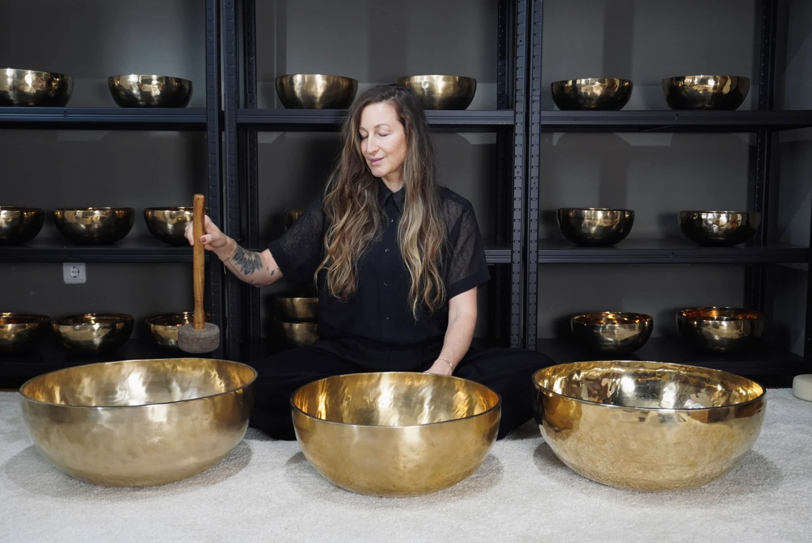 Raphaela Sonner leitet ein Soundbath Klangreise in München